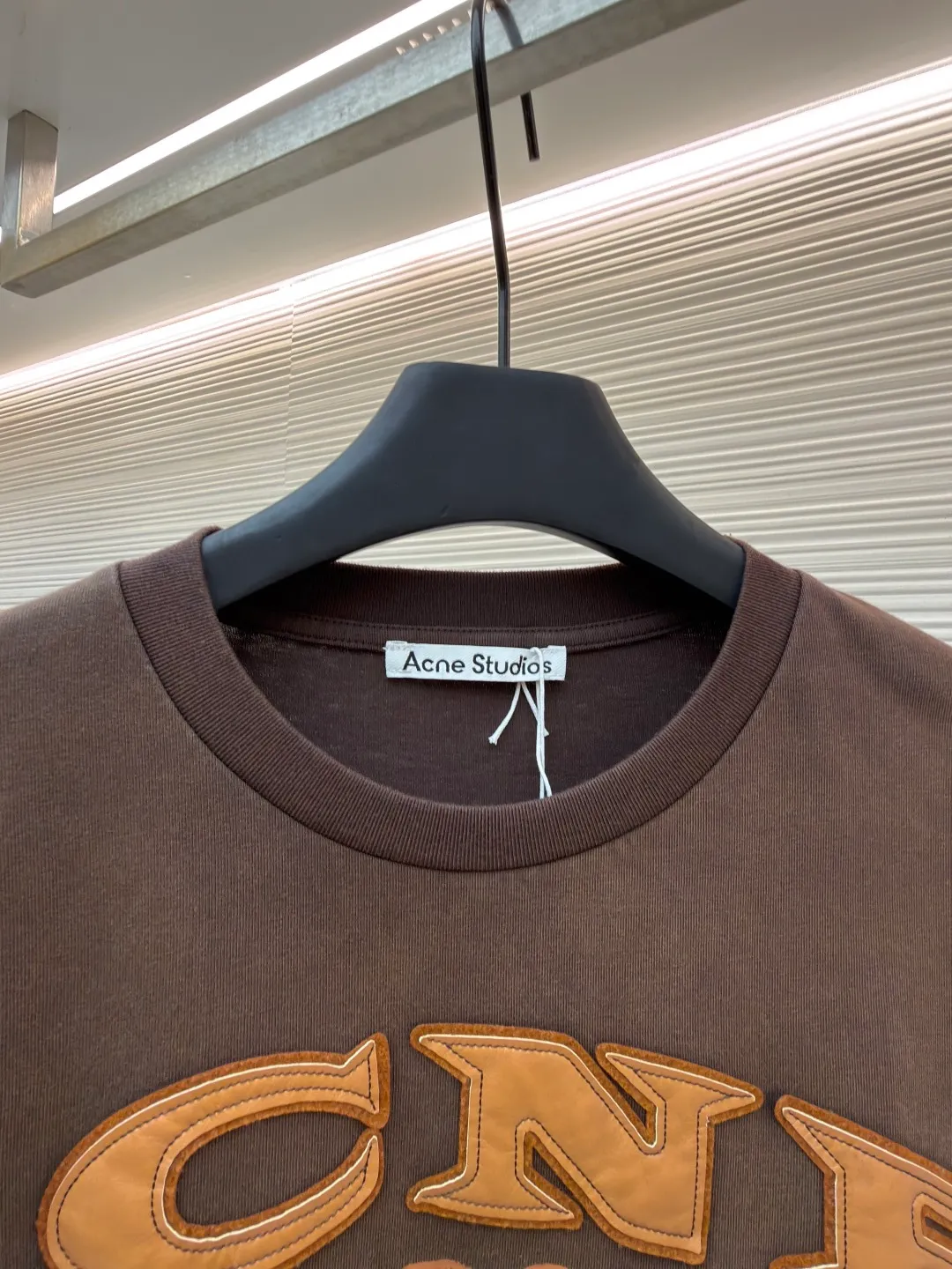 Acne Studios distressed logo short sleeves ●Original version: purchased and developed for 4100 ●Item number: 1682345-A15 ●Fabric: soft plain weave fabric ●Technology: glue printing ●Color: brown gradient ●Version: fitted version ●Weight: about 395 grams ●Size: S-M-L-XL ●Description: Customized elegant cotton double-ply soft plain weave fabric, soft and delicate, comfortable and close to the skin, with warm brown as the main color with grayscale It is unobtrusive but has an overwhelming aura. The ACNE GYM logo on the body is outlined with powerful brown lines. For Everyone is simple but contains profound meaning. The inadvertently smudged distressed effect meets the carrier of retro feelings, which is full of fashion tension, making every outfit a fashion feast. Adopting imported machine appliqué embroidery technology, using advanced computer control systems and precision mechanical components to achieve ACNE GYM appliqué embroidery operations, presenting an embroidery effect with both clarity and three-dimensionality. Glue printing is used. The printing has been modified three times with the film screen. Use glue liquid paint to print the pattern on the fabric. Bake the fabric to fix the gradient of the printed image and make it look old. By spraying dyes of different colors on the surface of the fabric, the clothes can show rich color changes under different lights. Increase the visual layering. The fabrics have been washed, have a better hand feel and texture, are not easy to deform, are not easy to shrink, are not easy to fade, and maintain long-term beauty. The overall wiring is straight and delicate, the fabric is comfortable and soft, and the color is consistent without color difference. It can be matched with the same style to create a fashionable look and control various occasions. Customized accessories, complete with three standards, same style for men and women!